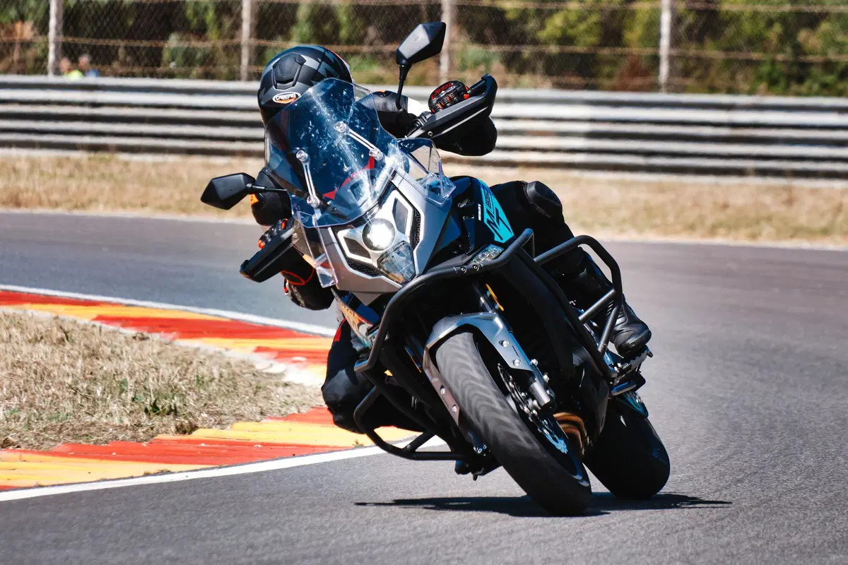  Kawasaki Versys 650 Vs CFMOTO MT 650 ADV: sfida in pista e su strada (4)