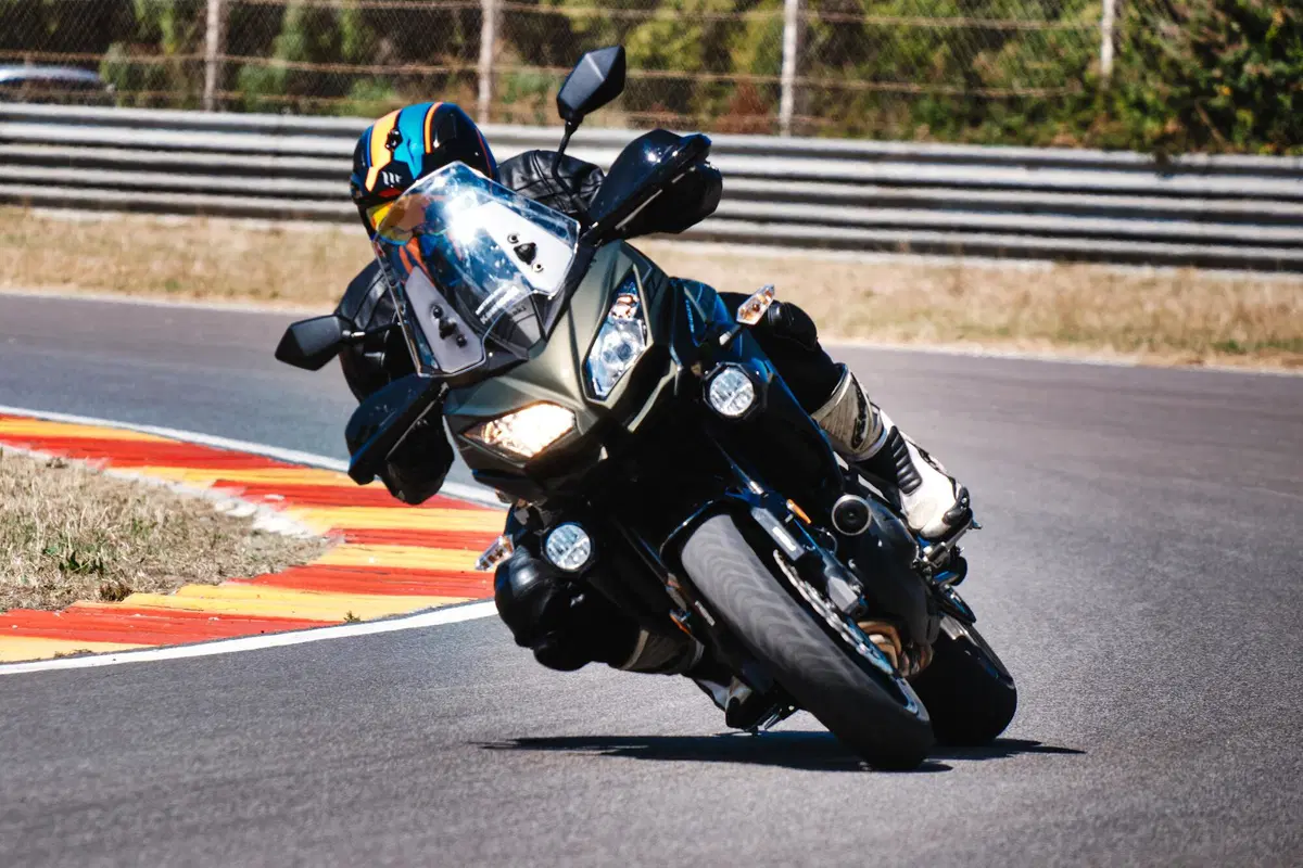  Kawasaki Versys 650 Vs CFMOTO MT 650 ADV: sfida in pista e su strada (5)