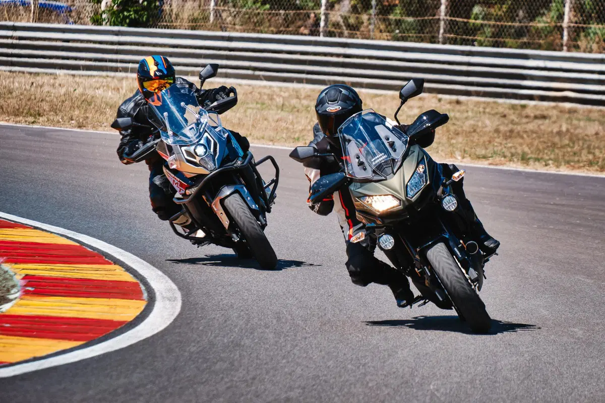  Kawasaki Versys 650 Vs CFMOTO MT 650 ADV: sfida in pista e su strada (6)