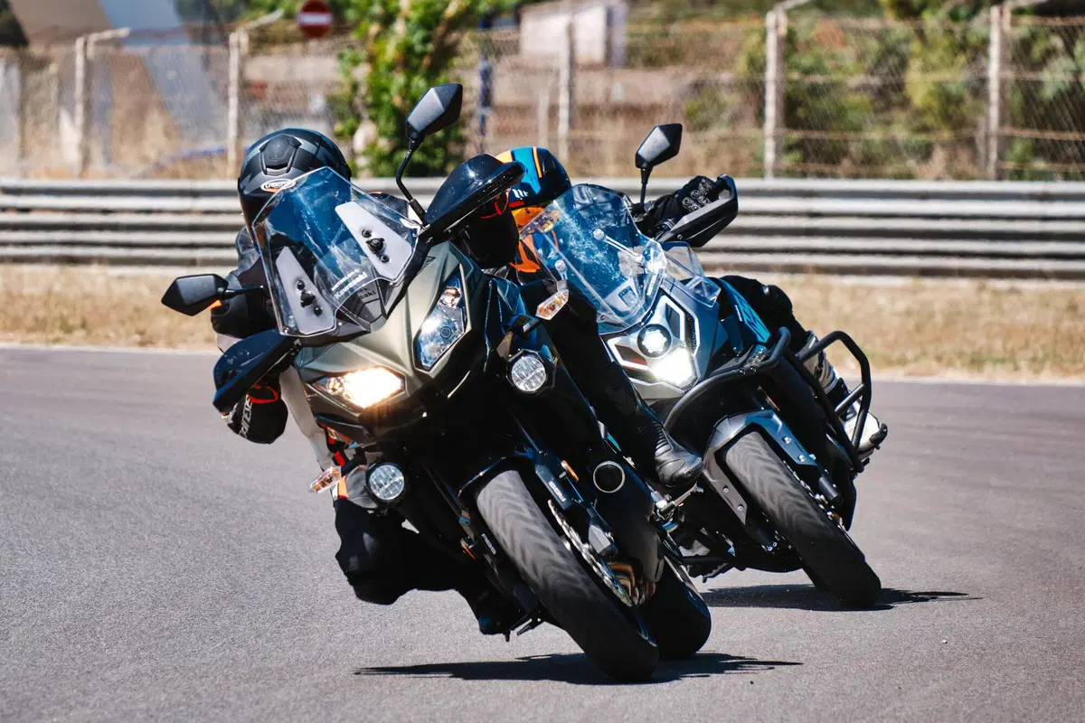  Kawasaki Versys 650 Vs CFMOTO MT 650 ADV: sfida in pista e su strada (3)