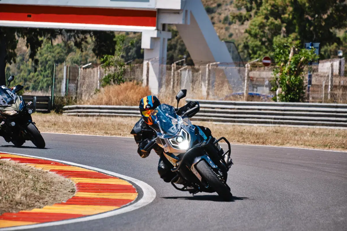  Kawasaki Versys 650 Vs CFMOTO MT 650 ADV: sfida in pista e su strada (7)
