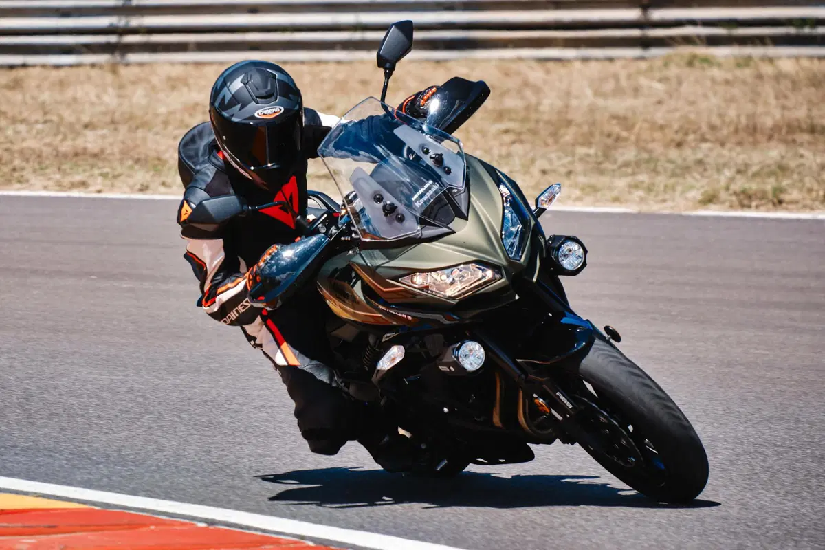  Kawasaki Versys 650 Vs CFMOTO MT 650 ADV: sfida in pista e su strada (8)
