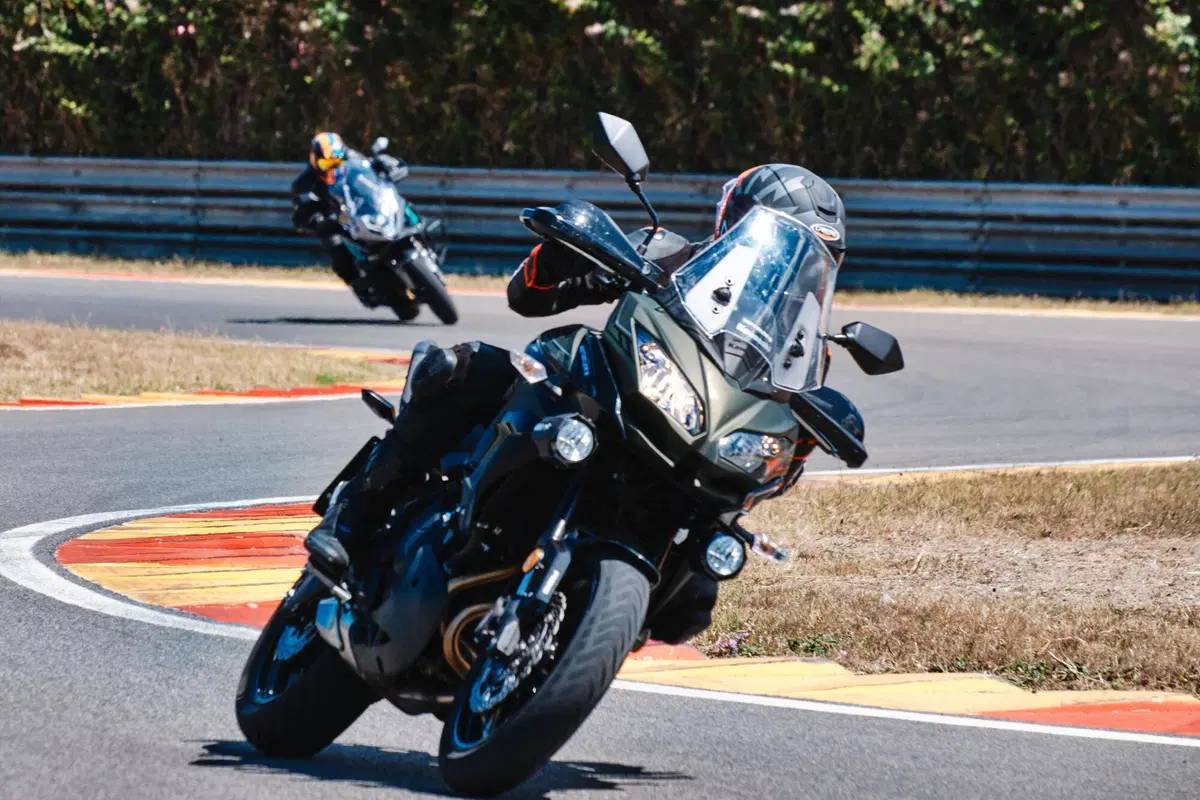  Kawasaki Versys 650 Vs CFMOTO MT 650 ADV: sfida in pista e su strada (9)