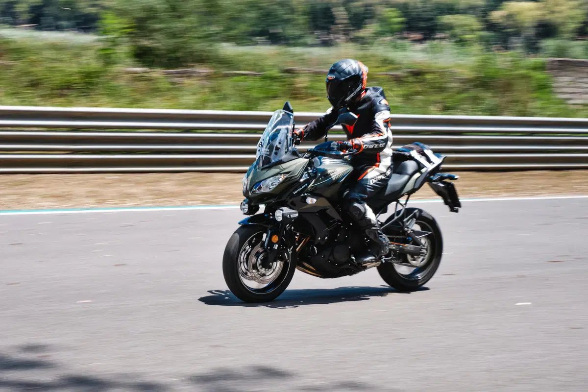  Kawasaki Versys 650 Vs CFMOTO MT 650 ADV: sfida in pista e su strada (10)