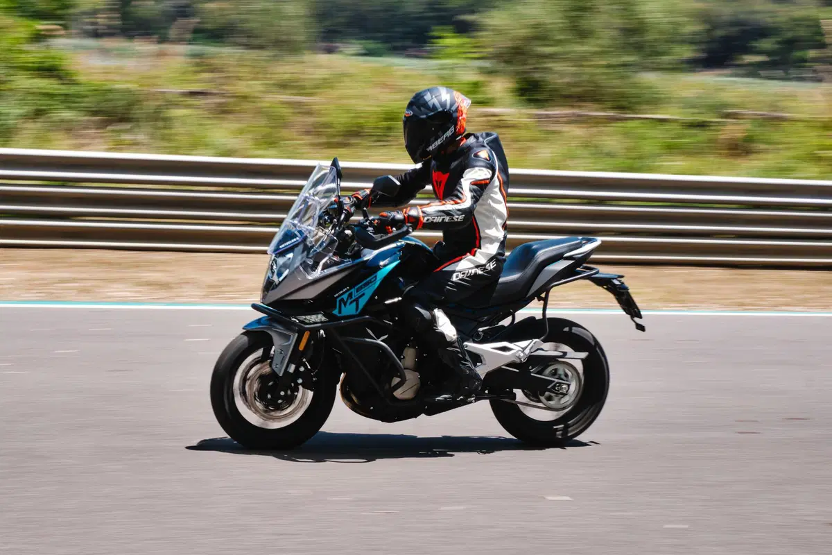  Kawasaki Versys 650 Vs CFMOTO MT 650 ADV: sfida in pista e su strada (11)