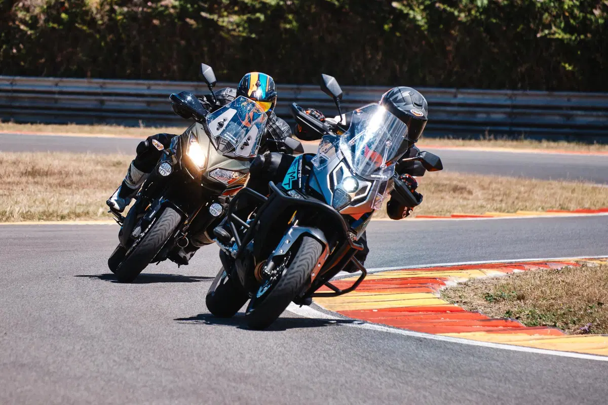  Kawasaki Versys 650 Vs CFMOTO MT 650 ADV: sfida in pista e su strada (2)