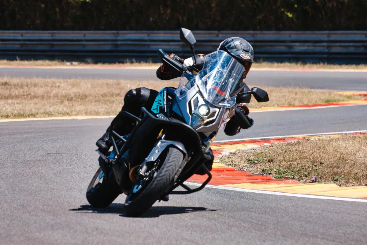  Kawasaki Versys 650 Vs CFMOTO MT 650 ADV: sfida in pista e su strada (12)
