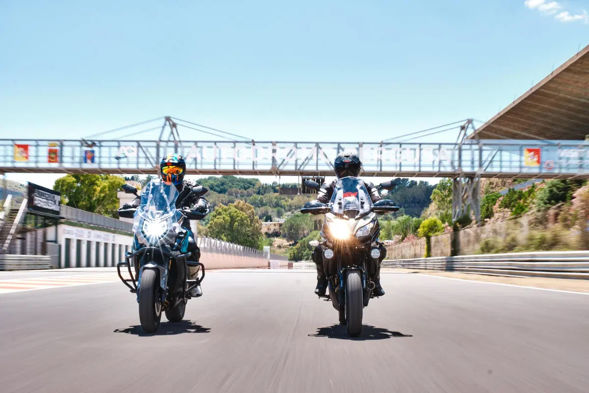  Kawasaki Versys 650 Vs CFMOTO MT 650 ADV: sfida in pista e su strada (13)