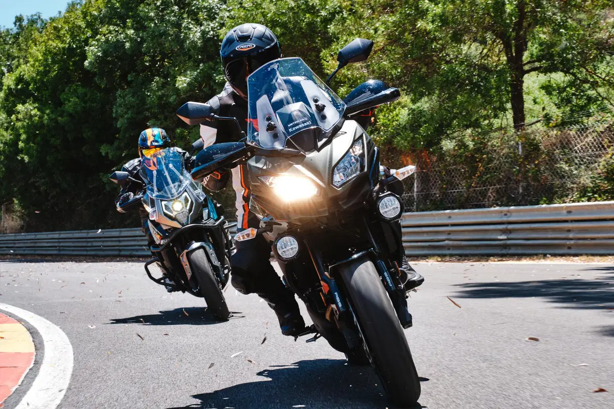  Kawasaki Versys 650 Vs CFMOTO MT 650 ADV: sfida in pista e su strada (14)