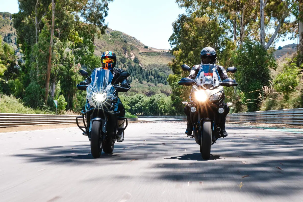 Kawasaki Versys 650 Vs CFMOTO MT 650 ADV: sfida in pista e su strada (15)