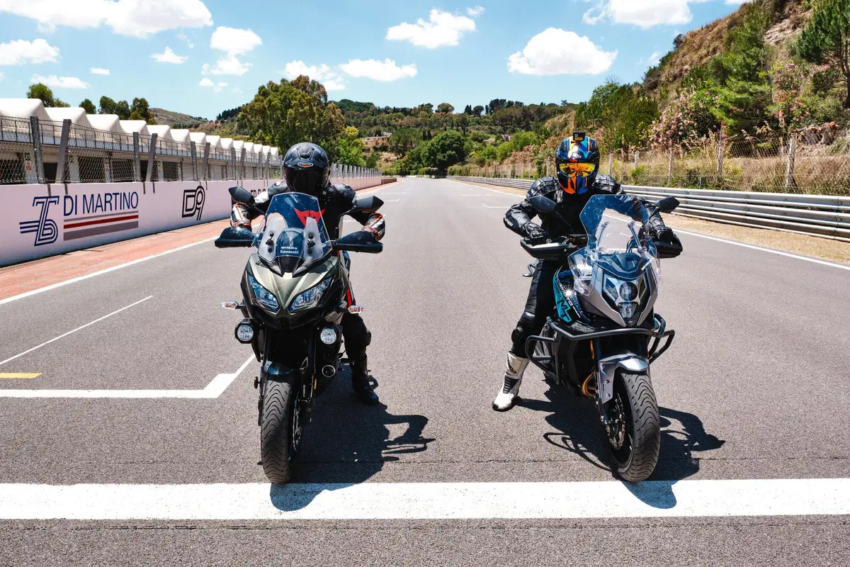  Kawasaki Versys 650 Vs CFMOTO MT 650 ADV: sfida in pista e su strada