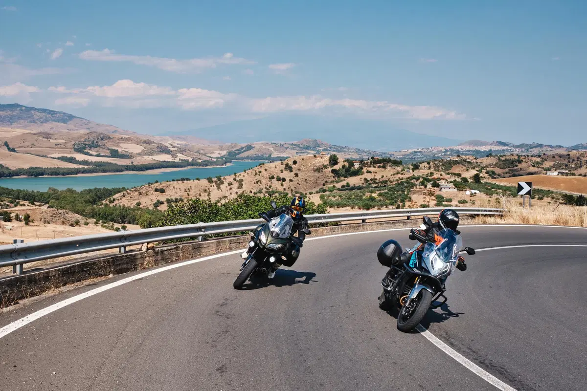  Kawasaki Versys 650 Vs CFMOTO MT 650 ADV: sfida in pista e su strada (2)