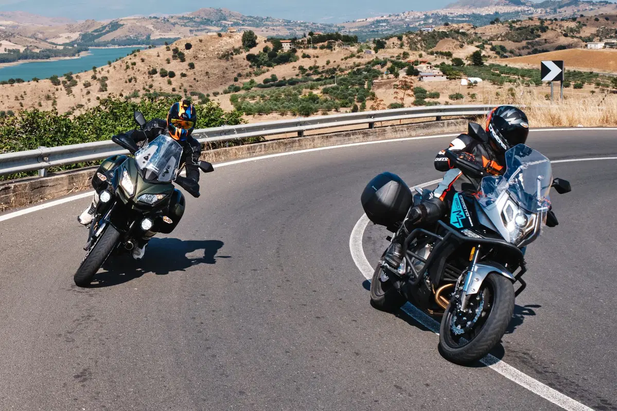  Kawasaki Versys 650 Vs CFMOTO MT 650 ADV: sfida in pista e su strada (3)