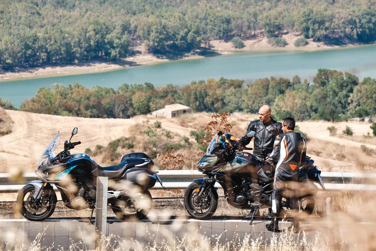  Kawasaki Versys 650 Vs CFMOTO MT 650 ADV: sfida in pista e su strada