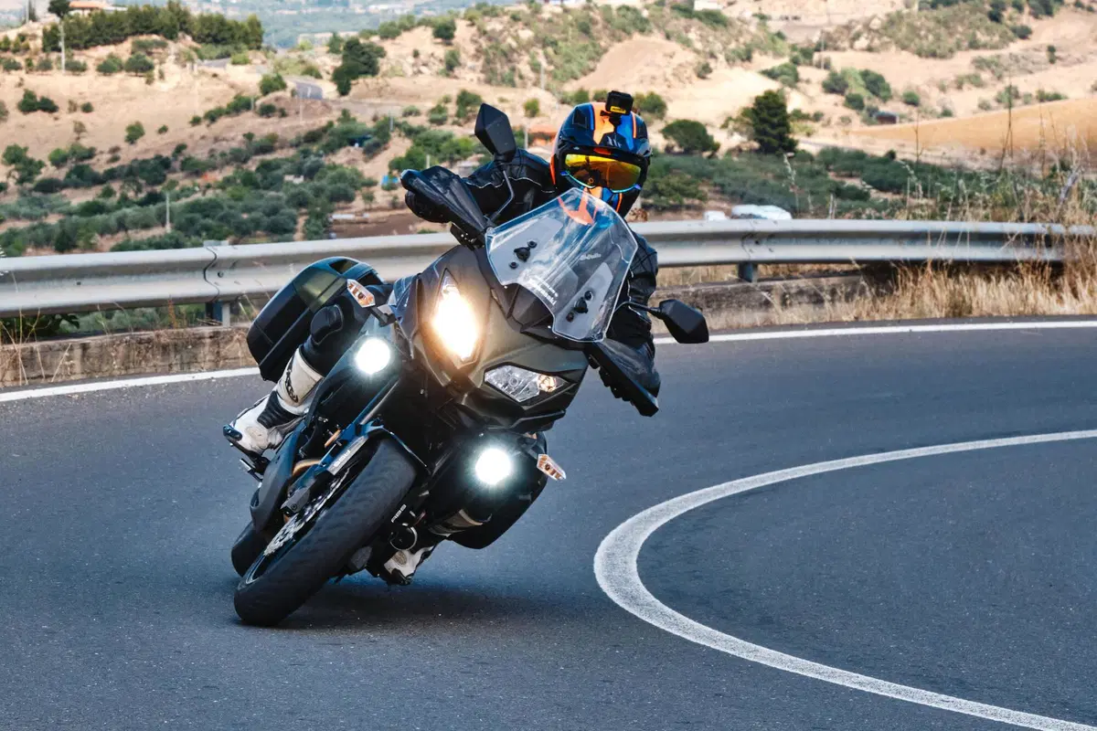  Kawasaki Versys 650 Vs CFMOTO MT 650 ADV: sfida in pista e su strada (4)