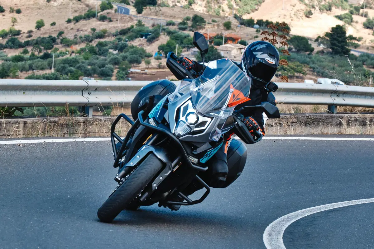  Kawasaki Versys 650 Vs CFMOTO MT 650 ADV: sfida in pista e su strada (5)