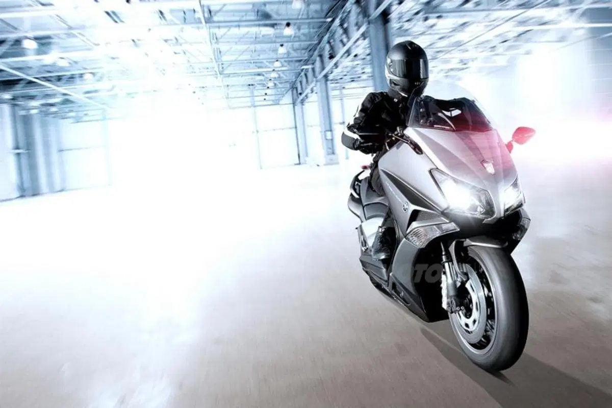 Yamaha TMAX Hyper Modified: un compressore per superare i 200km/h! (4)