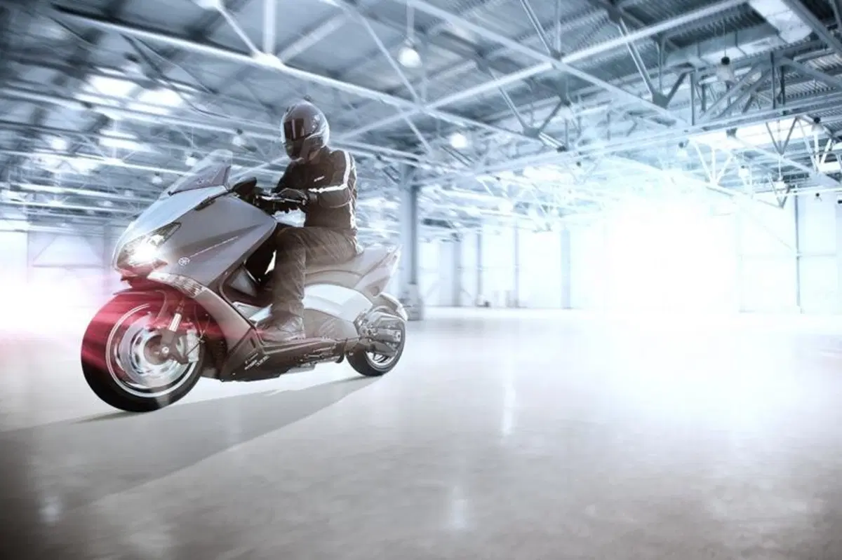 Yamaha TMAX Hyper Modified: un compressore per superare i 200km/h! (5)