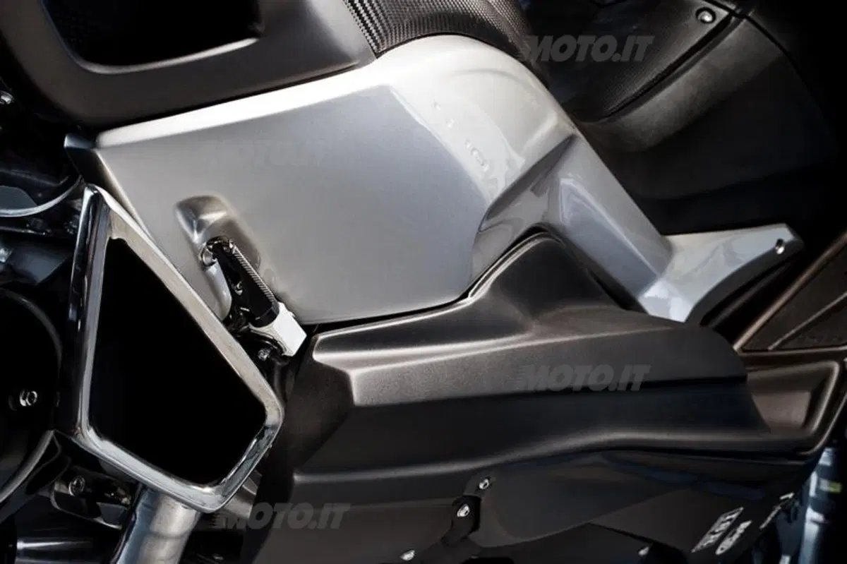 Yamaha TMAX Hyper Modified: un compressore per superare i 200km/h! (14)