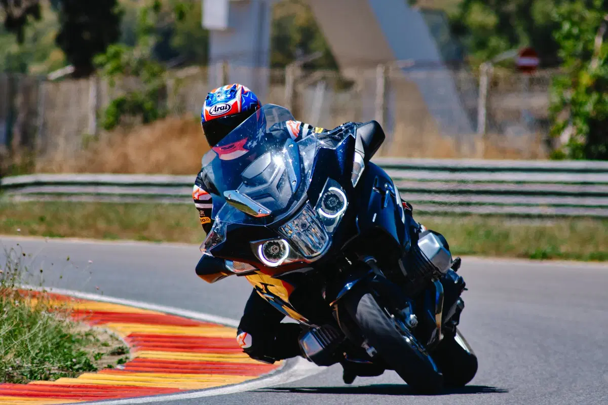Sfida pazza in pista con 3 boxer BMW 1250: GS vs RT vs R! Chi vince? (10)