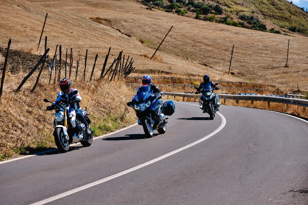 Sfida pazza in pista con 3 boxer BMW 1250: GS vs RT vs R! Chi vince? (5)