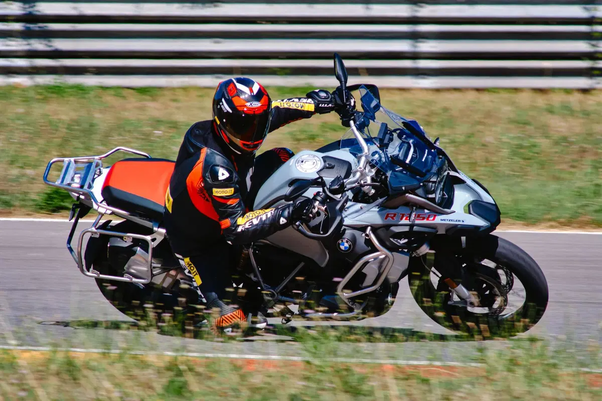 Sfida pazza in pista con 3 boxer BMW 1250: GS vs RT vs R! Chi vince? (9)