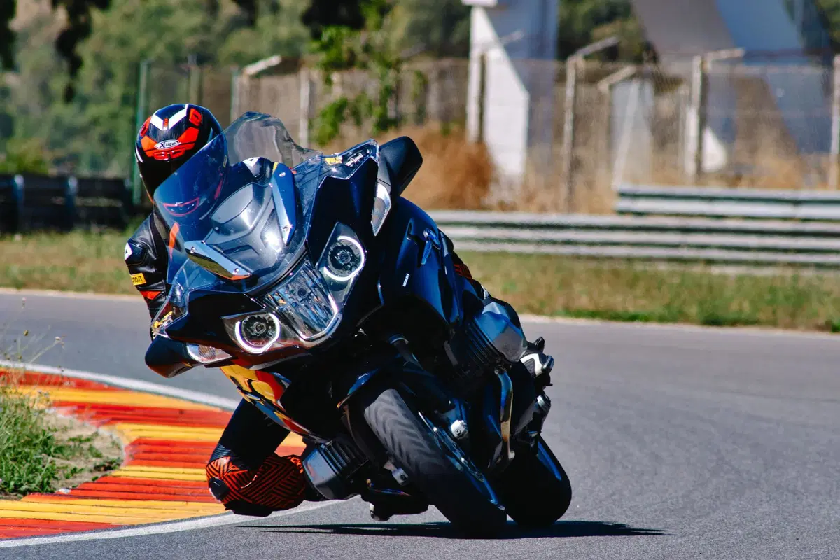 Sfida pazza in pista con 3 boxer BMW 1250: GS vs RT vs R! Chi vince? (8)