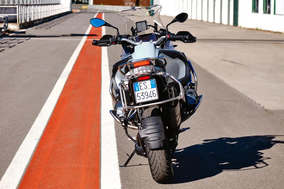 Sfida pazza in pista con 3 boxer BMW 1250: GS vs RT vs R! Chi vince? (11)