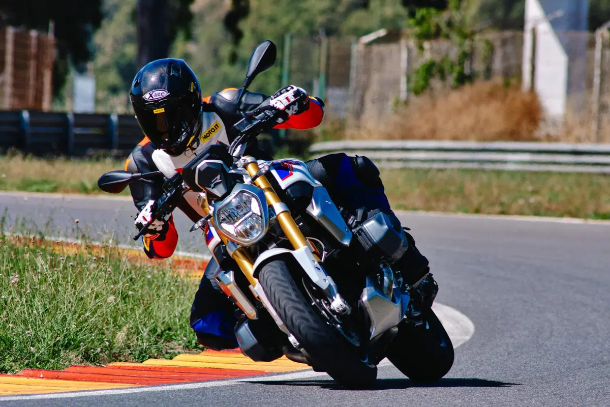 Sfida pazza in pista con 3 boxer BMW 1250: GS vs RT vs R! Chi vince? (6)