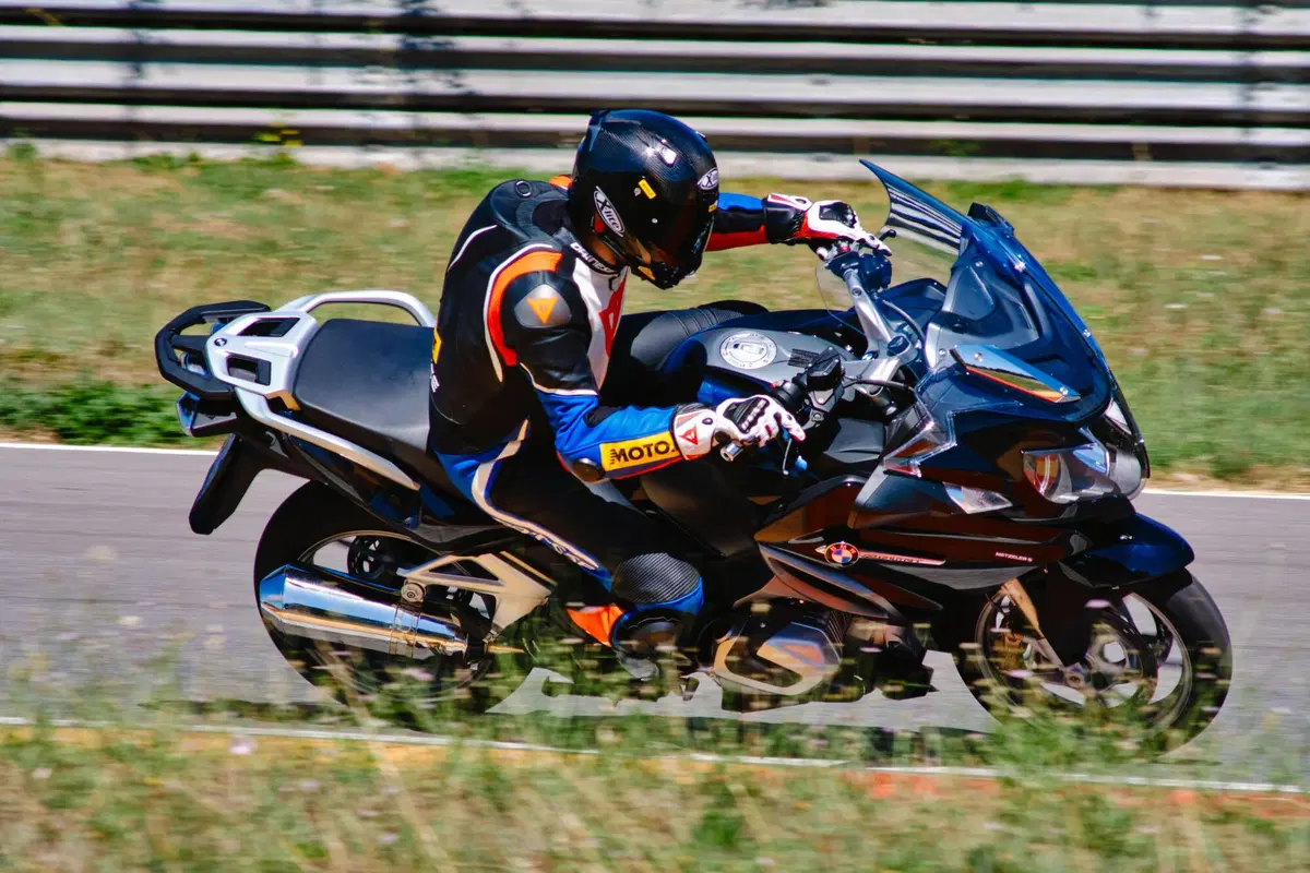 Sfida pazza in pista con 3 boxer BMW 1250: GS vs RT vs R! Chi vince? (14)