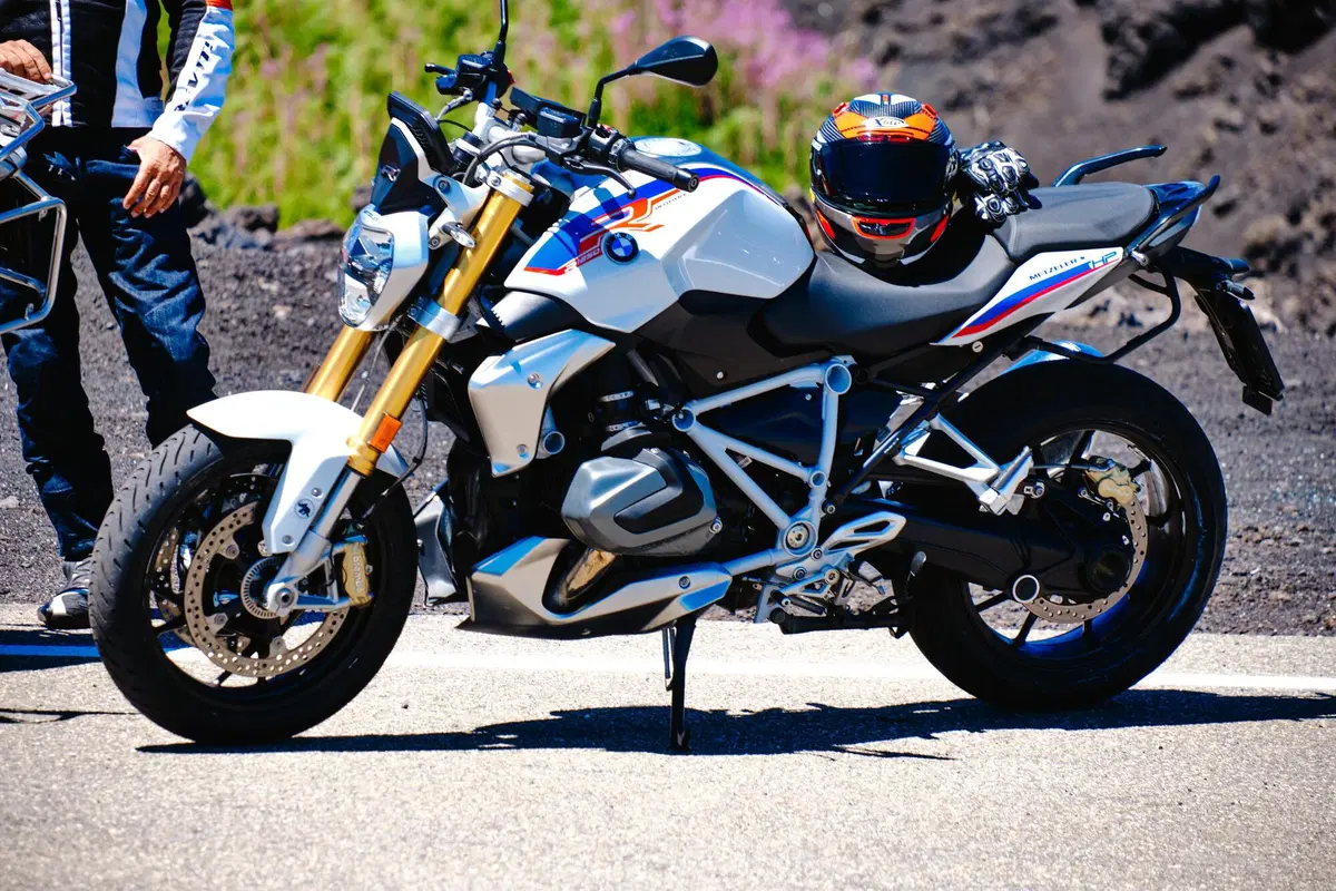 Sfida pazza in pista con 3 boxer BMW 1250: GS vs RT vs R! Chi vince? (12)
