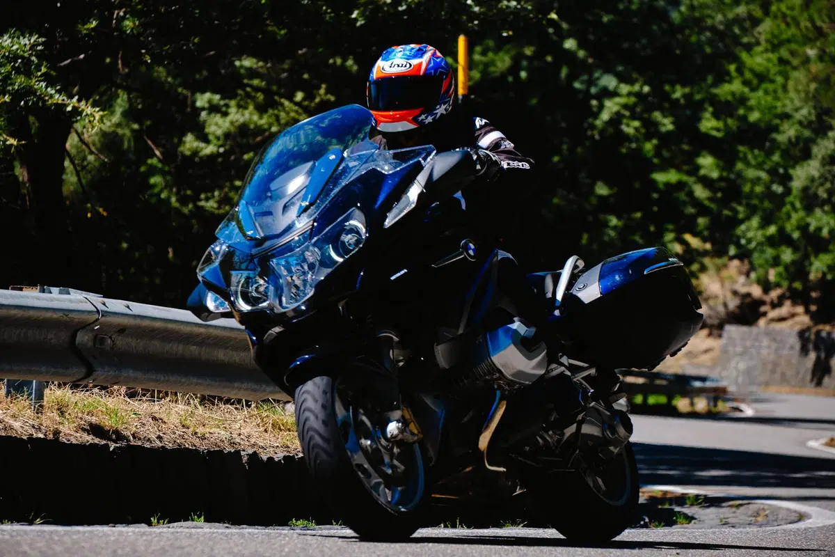 Sfida pazza in pista con 3 boxer BMW 1250: GS vs RT vs R! Chi vince? (13)