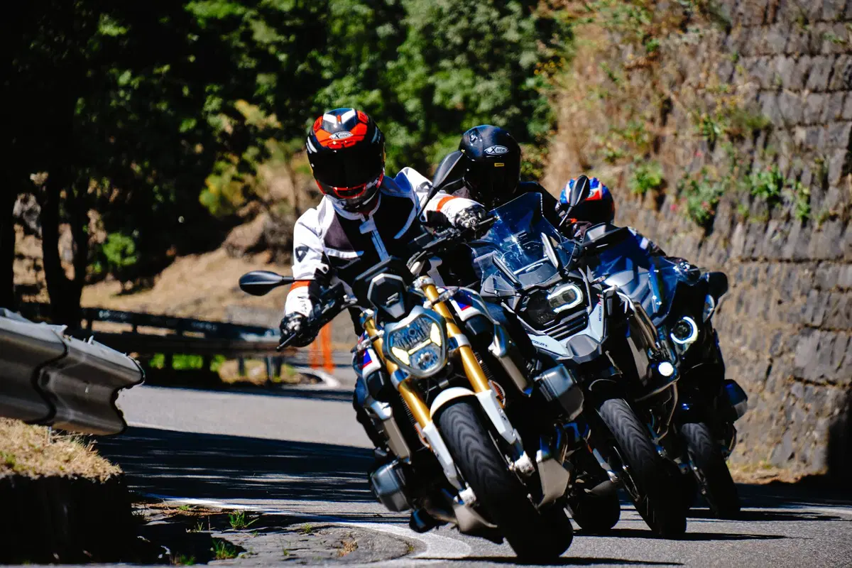 Sfida pazza in pista con 3 boxer BMW 1250: GS vs RT vs R! Chi vince?