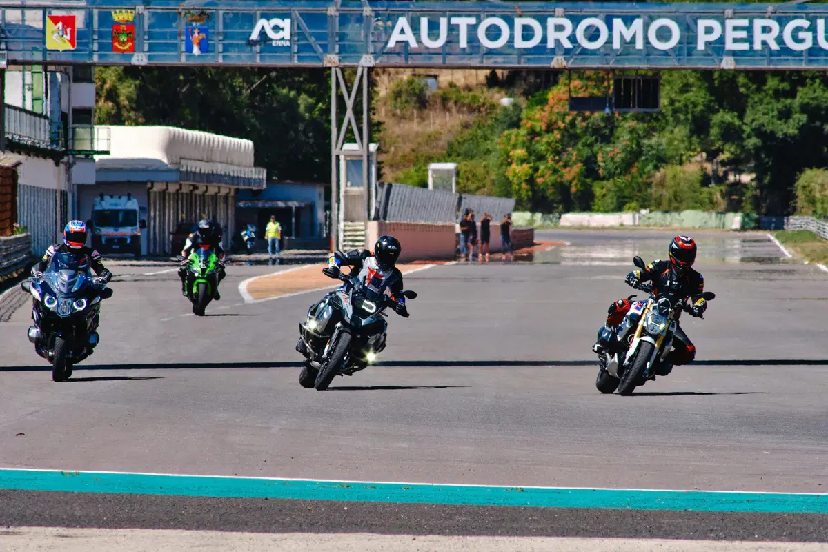 Sfida pazza in pista con 3 boxer BMW 1250: GS vs RT vs R! Chi vince? (4)