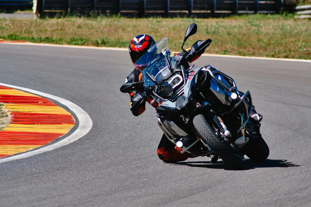 Sfida pazza in pista con 3 boxer BMW 1250: GS vs RT vs R! Chi vince? (7)