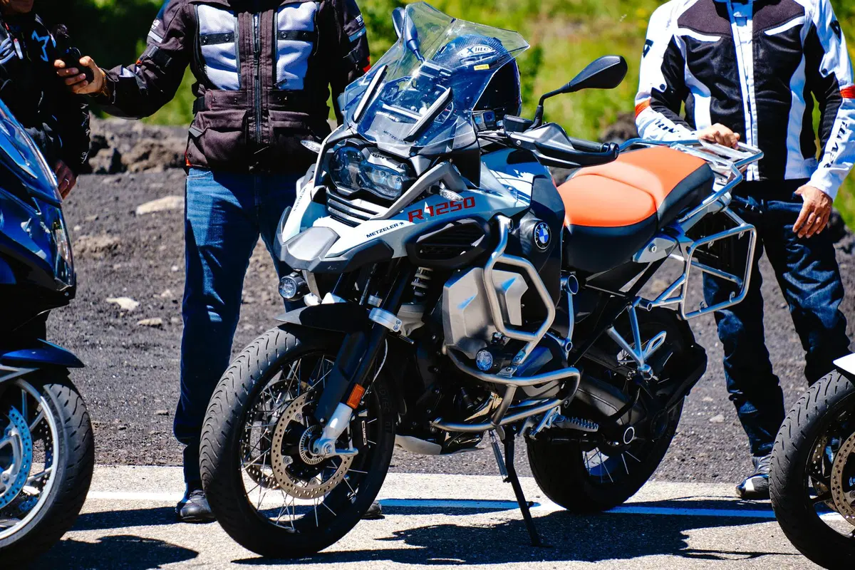 Sfida pazza in pista con 3 boxer BMW 1250: GS vs RT vs R! Chi vince? (15)