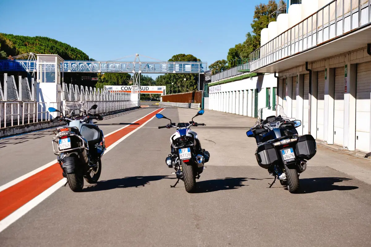 Sfida pazza in pista con 3 boxer BMW 1250: GS vs RT vs R! Chi vince? (16)