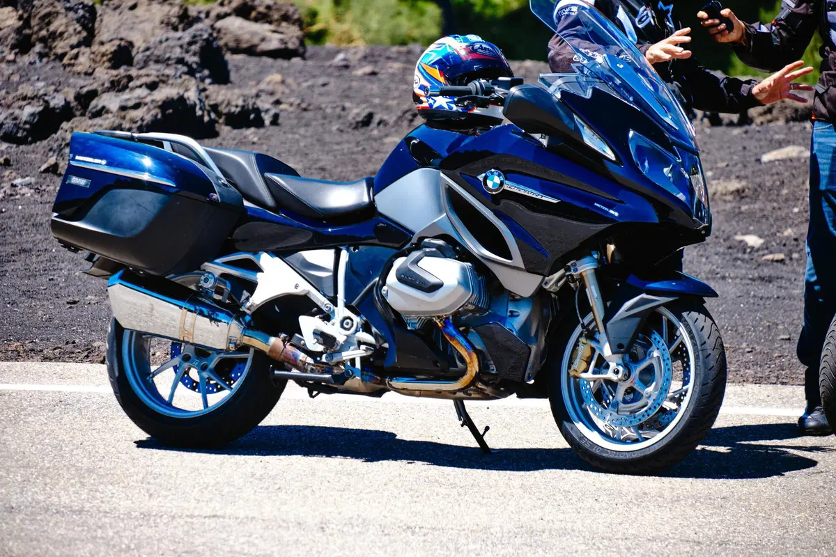 Sfida pazza in pista con 3 boxer BMW 1250: GS vs RT vs R! Chi vince? (17)