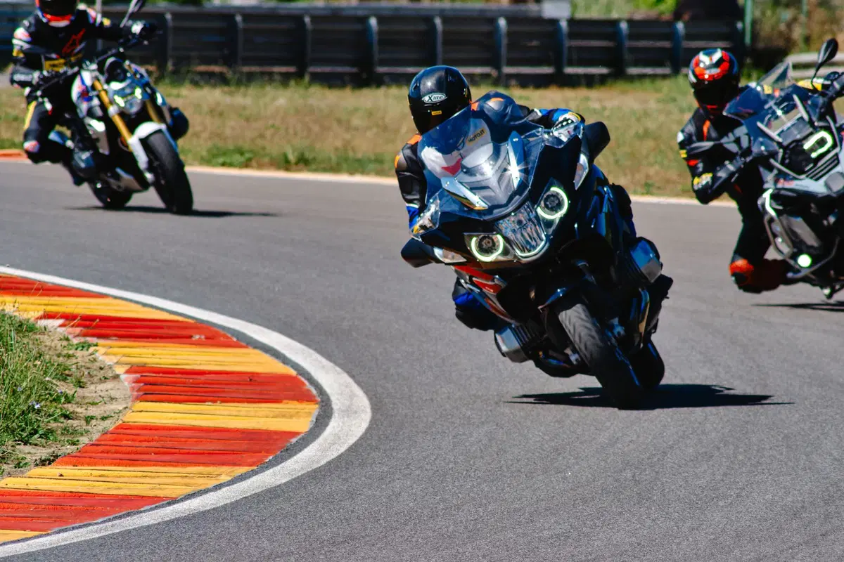 Sfida pazza in pista con 3 boxer BMW 1250: GS vs RT vs R! Chi vince? (3)