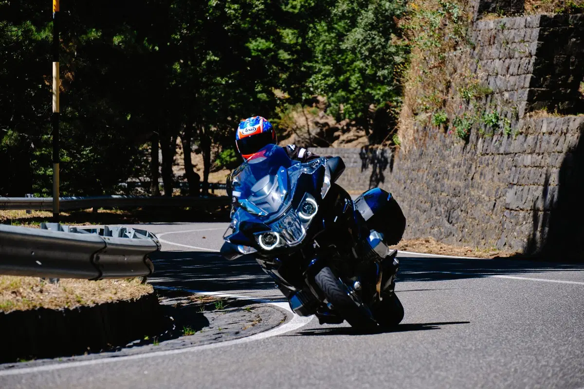 Sfida pazza in pista con 3 boxer BMW 1250: GS vs RT vs R! Chi vince? (19)