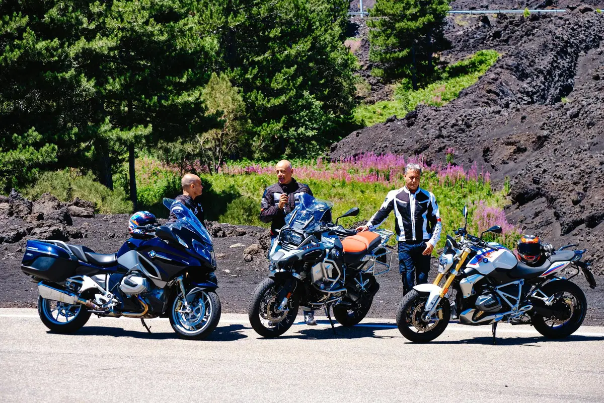 Sfida pazza in pista con 3 boxer BMW 1250: GS vs RT vs R! Chi vince? (2)