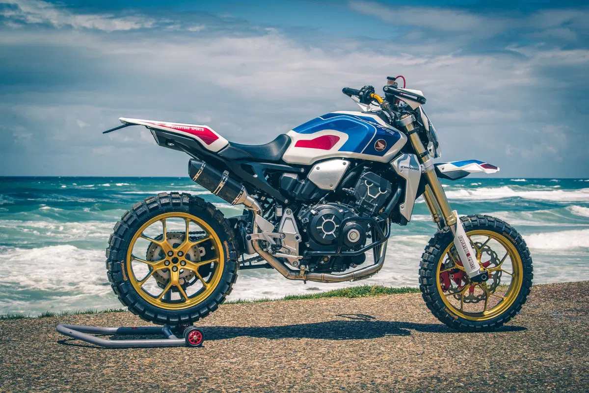 Honda CB Four: Dodici CB1000R special per i 50 anni del 4 in linea (3)