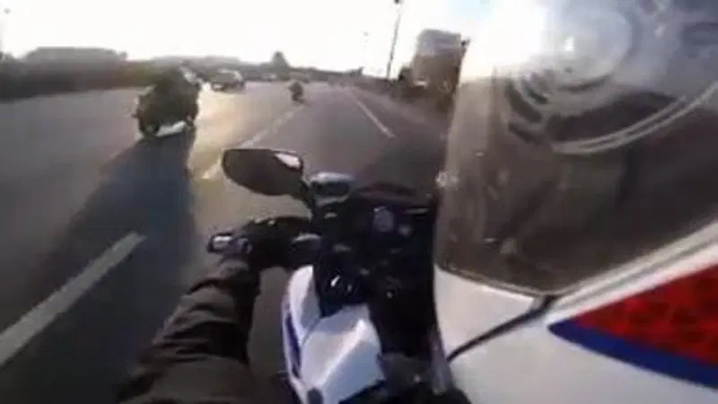 Scooter vs moto: T-Max speronato e T-Maxista arrestato dopo il rocambolesco inseguimento [VIDEO VIRALE]