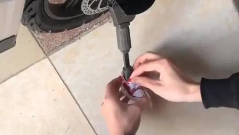 Le moto hanno le gomme, non hanno le "scarpette". O forse no... [VIDEO VIRALE]