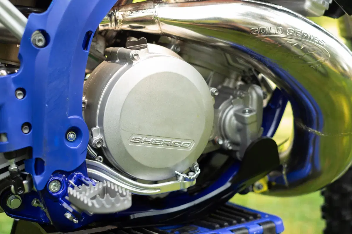 Sherco Enduro Factory 2021: 300 2T vs 300 4T. Generazioni a confronto  (4)