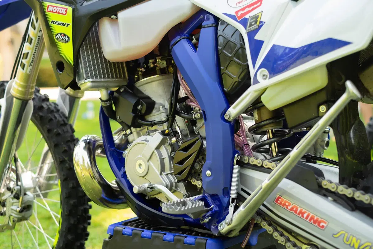 Sherco Enduro Factory 2021: 300 2T vs 300 4T. Generazioni a confronto  (5)