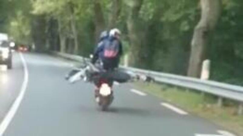 Moto fun: con la motard sullo scooter, passeggero appollaiato compreso  [VIDEO VIRALE]
