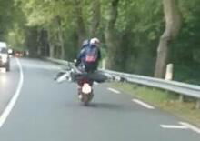Moto fun: con la motard sullo scooter, passeggero appollaiato compreso  [VIDEO VIRALE]
