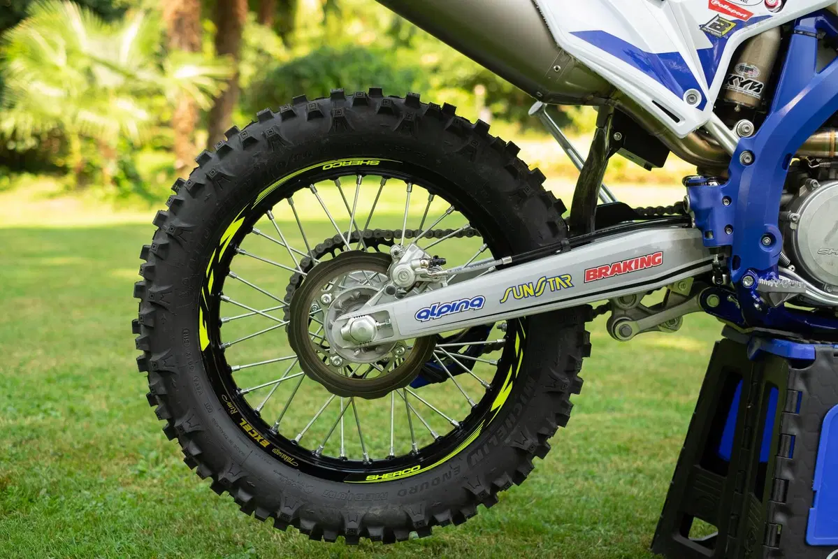 Sherco Enduro Factory 2021: 300 2T vs 300 4T. Generazioni a confronto  (6)