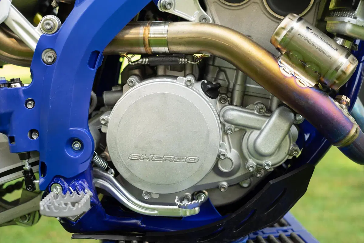 Sherco Enduro Factory 2021: 300 2T vs 300 4T. Generazioni a confronto  (2)